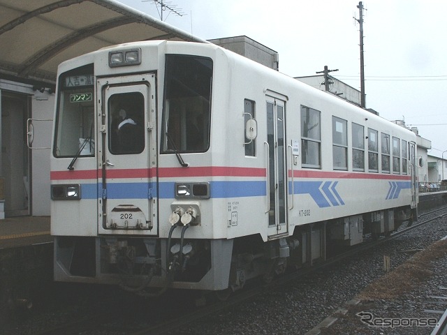 湯前線は今年で開業90周年を迎えたが、くま川鉄道の路線としては開業25周年になる。写真はくま川鉄道開業時に導入されたKT-200形のKT-202。今年2月に引退している。