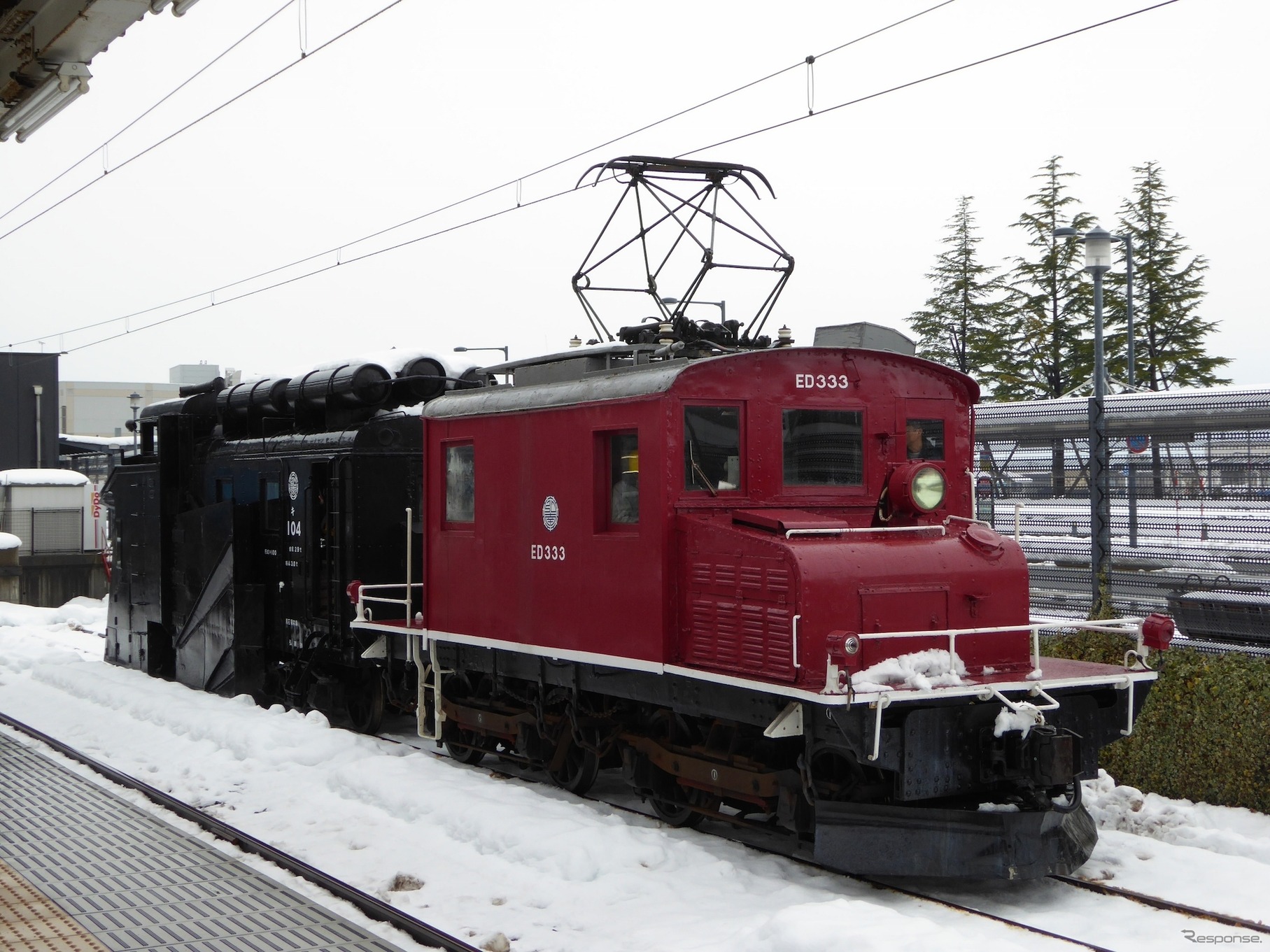 ラッセル車キ104と連結した電気機関車ED333。大正生まれの機関車だ