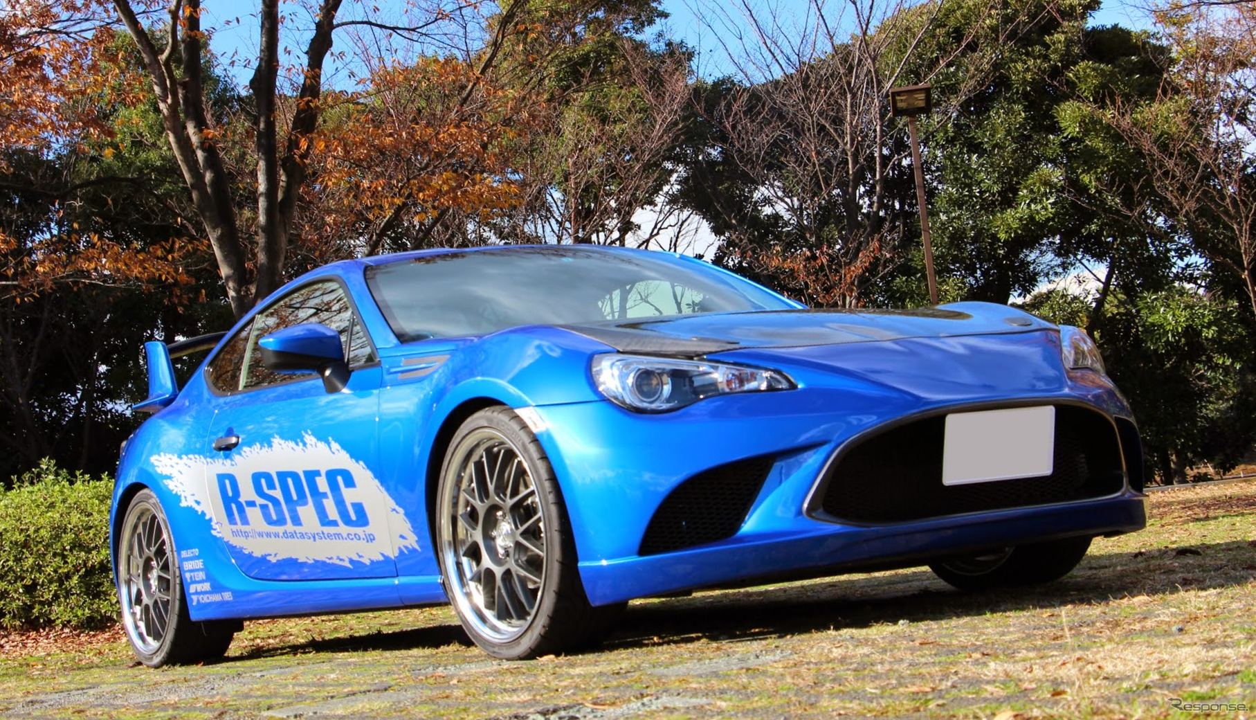 データシステム製「スバル BRZ 専用フロントバンパースポイラー」と「テールエンドスポイラー」を装着した、スバル BRZ