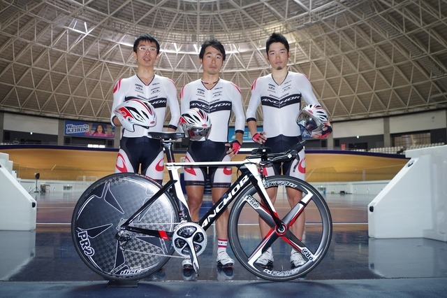 ブリヂストンアンカー公開実験、「RS9」と実験に参加した西薗良太、井上和郎、椿大志（左から）