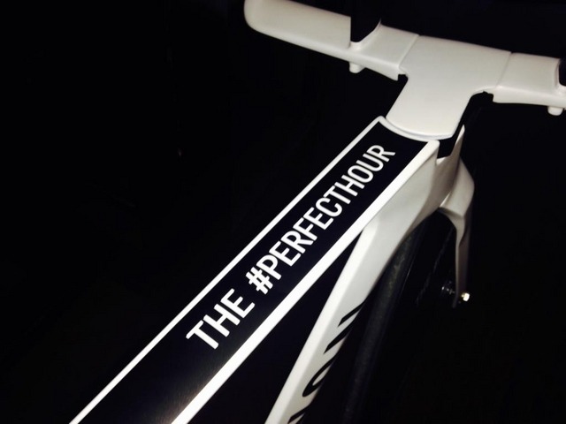 ダウセットのキャニオン製バイクに刻まれた応援用ハッシュタグ、#PerfectHour
