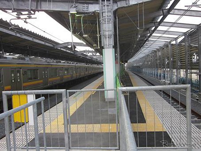 川崎方から見た下りホーム。現在は2番線（左）のみ使用しているが、来年3月から1番線の使用も開始する。