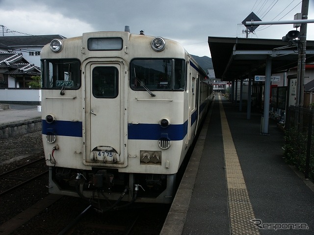 「ANSWERシステム」の導入により香椎線のほぼ全ての駅が無人化される。写真は宇美駅で発車を待つ香椎線の普通列車。
