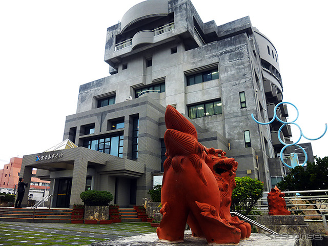 宮古島中心地にある宮古市役所。伊良部大橋のたもとはここからクルマで5分ほど