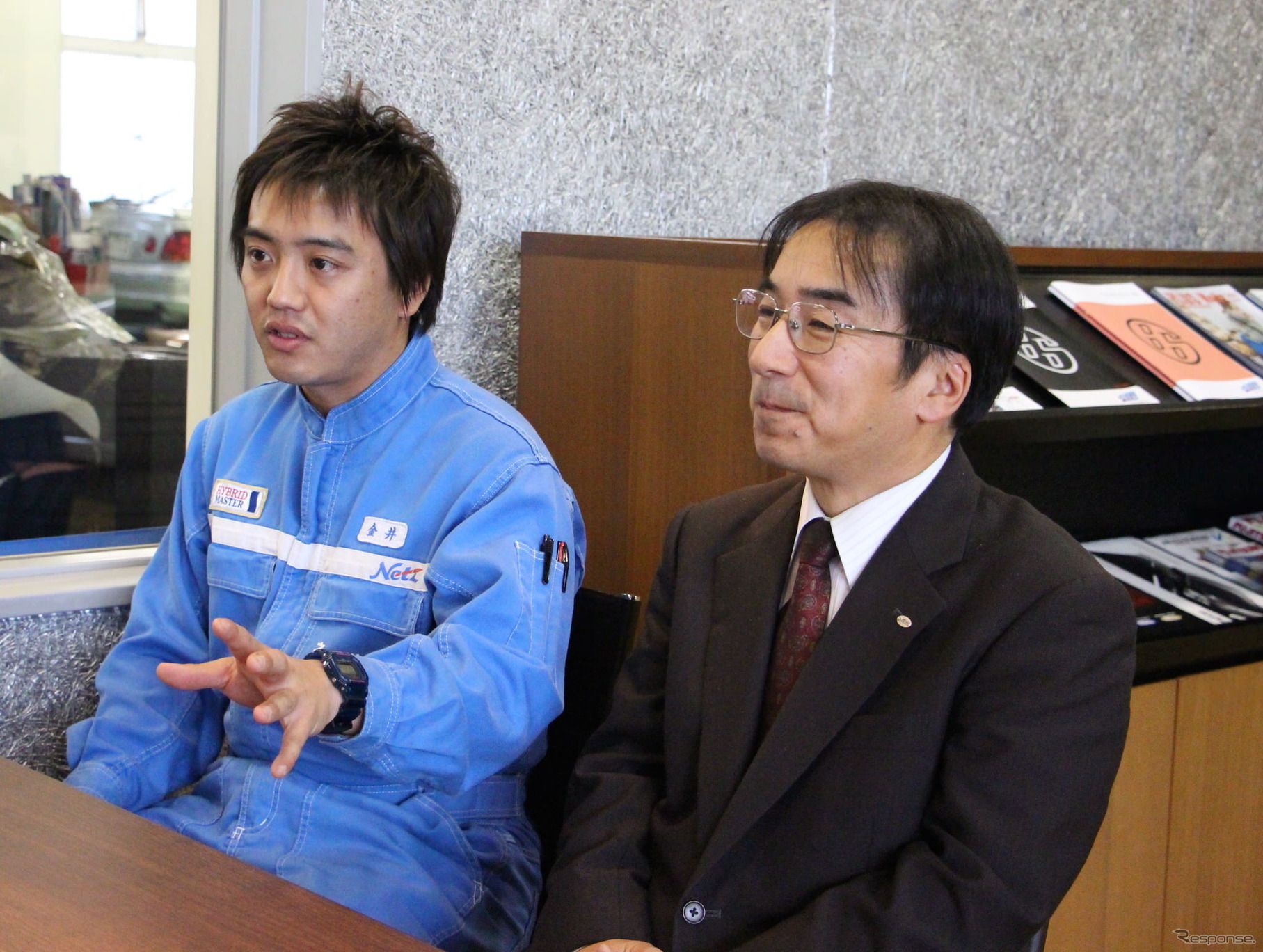 AREA86でメカニックを担当する金井雄一氏（左）とマスタースタッフの二方治氏（右）