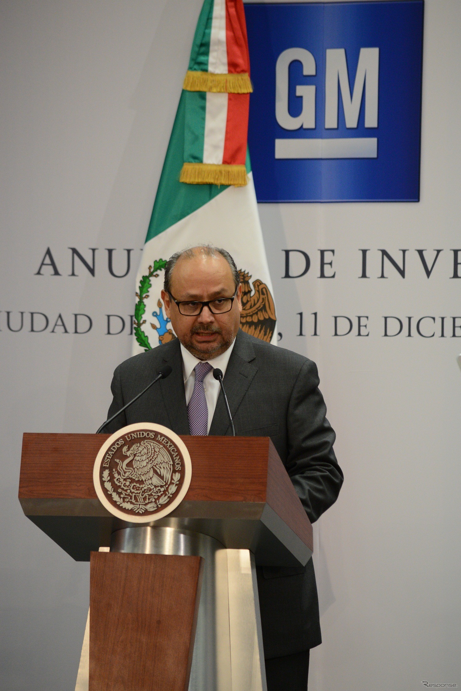 メキシコへの投資を発表するGM現地法人社長