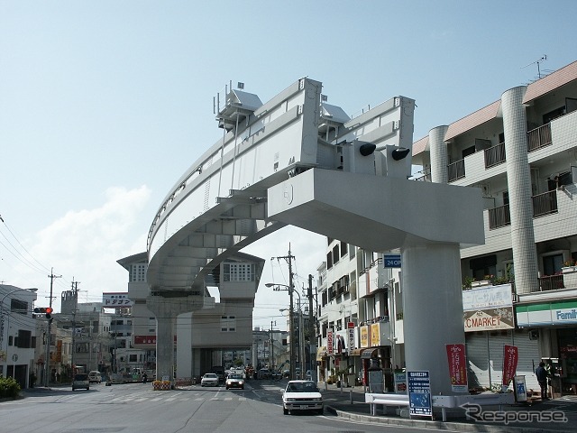 ゆいレールの現在の終点・首里駅の先にあるモノレール軌道の末端部。延伸ルートに向けて軌道がカーブを描いている。