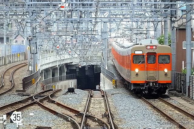 東武博物館で動態保存されている6両編成（8111）。曳舟駅付近を行く