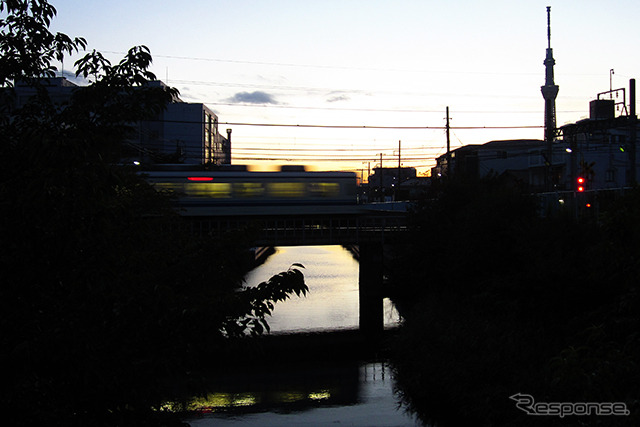 夕暮れどきの北十間川を渡る東武亀戸線の8000系