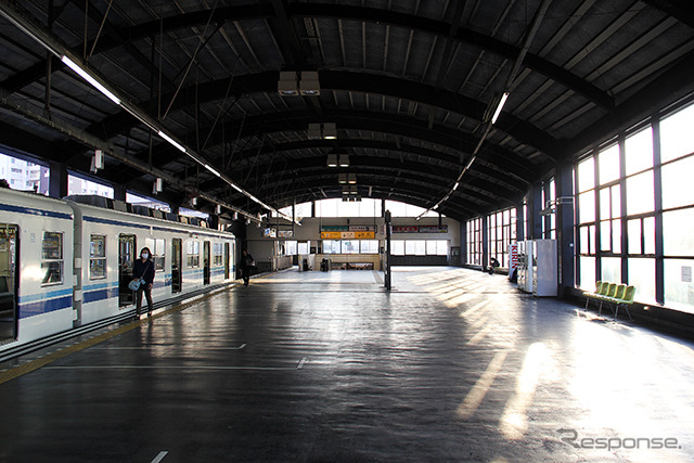 西日が差し込む大師前駅（足立区西新井）に止まる8000系2両編成