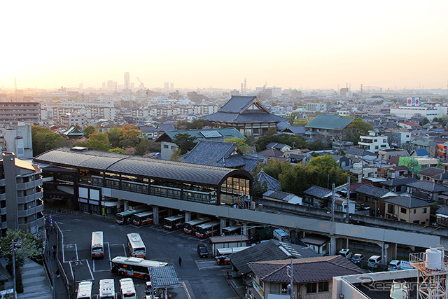 東京都足立区西新井の大師前駅。その向こうには西新井大師の本堂が見える