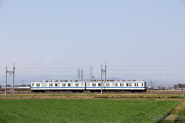 東武小泉線の篠崎駅（群馬県邑楽郡邑楽町）と東大泉駅の間を行く2両の8000系