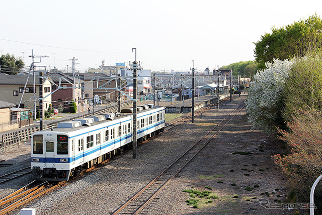 館林駅を目指し西小泉駅（群馬県邑楽郡大泉町）を発つ2両の8000系