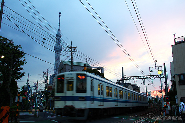 暮れなずむ墨田区文花のあたりを行く東武亀戸線の8000系