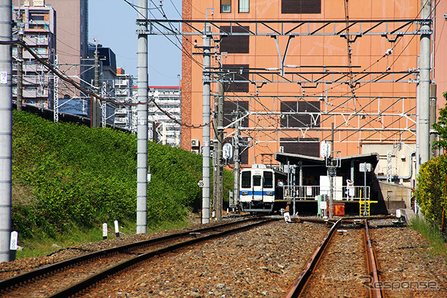 亀戸駅に停車中の8000系。23区内を2両の電車がゆっくりと走る