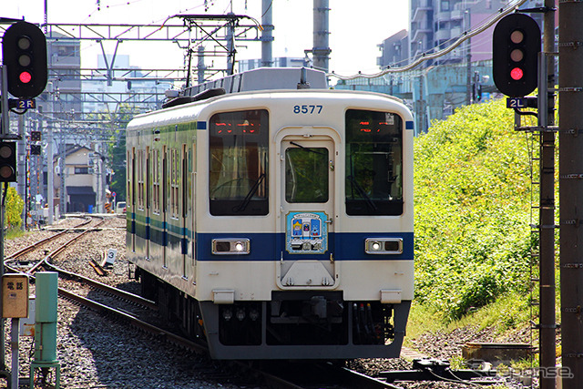 亀戸駅に近づく8000系。23区内を2両の電車がゆっくりと走る