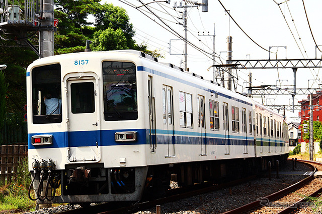 東武野田線大宮公園駅付近を行く8000系（6両）