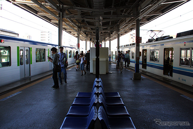 東武野田線船橋駅で並ぶ60000系（左）と8000系