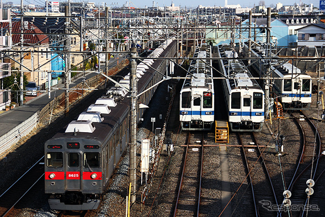 留置線で休む8000系の脇を、伊勢崎線に乗り入れる東急8500系が行く