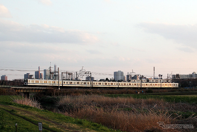 見沼代用水を引く田畑と、その間を駆け抜ける東武野田線8000系（さいたま市北区土呂町）