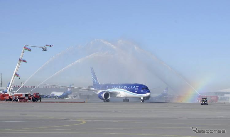 アゼルバイジャン航空、787ドリームライナー初号機を受領（2）