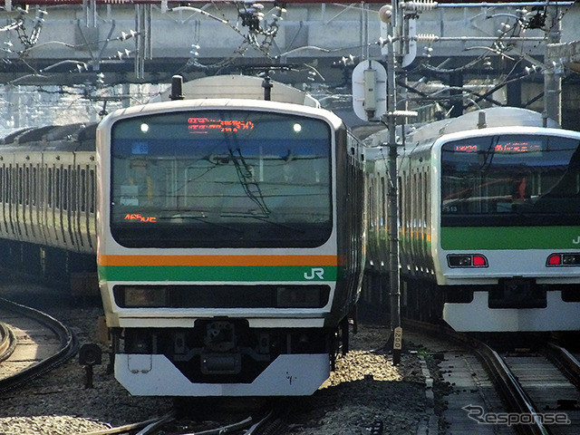 山手線電車とすれ違う湘南新宿ラインの北行列車（原宿付近）