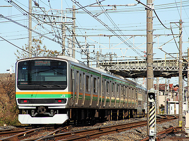 東武伊勢崎線の下をくぐる東北線の下り列車（栗橋付近）