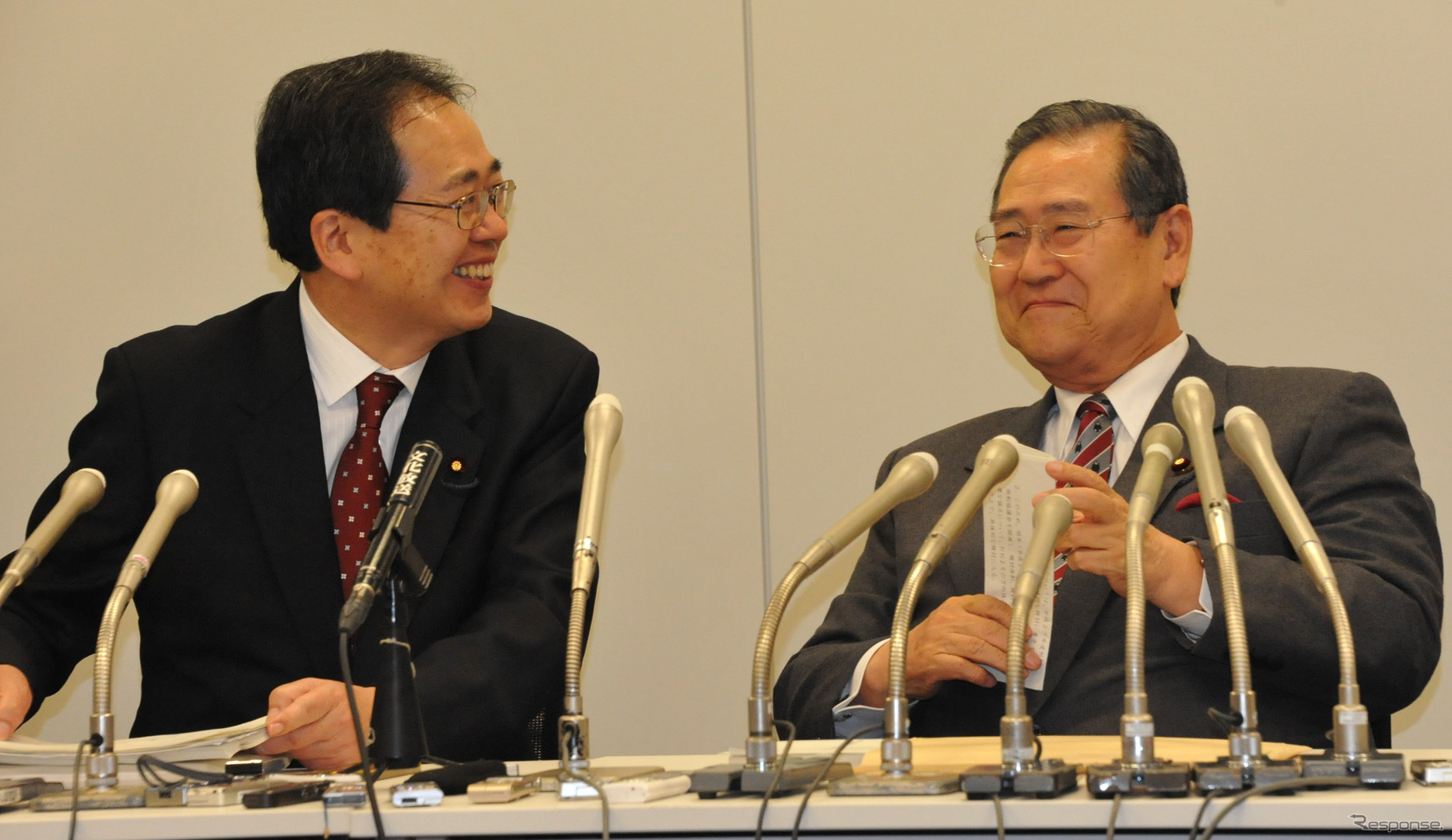 税制改正大綱に合意した自民党の野田毅税制調査会長（左）と公明党の齋藤鉄夫税制調査会長（右）