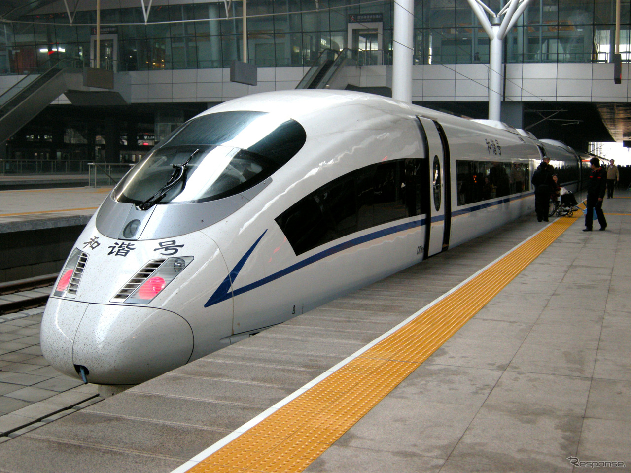 中国の二大鉄道車両メーカー、中国南車と中国北車が合併を発表。写真は北車グループが製造した高速鉄道車両のCRH3形