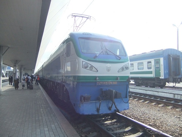 ウズベキスタンの特急列車をけん引する電気機関車。南車グループの株洲電力機車が製造した。