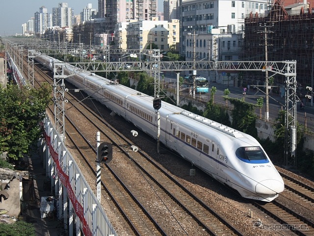 中国の二大鉄道車両メーカー、中国南車と中国北車が合併を発表。写真は南車グループが製造した高速鉄道車両のCRH2形。