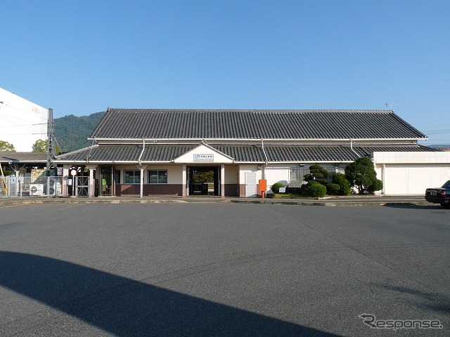 関西本線の王寺・奈良・伊賀上野3駅は受験生の応援企画として車輪空転防止用の砂を1月9日に配布する。写真は伊賀上野駅。