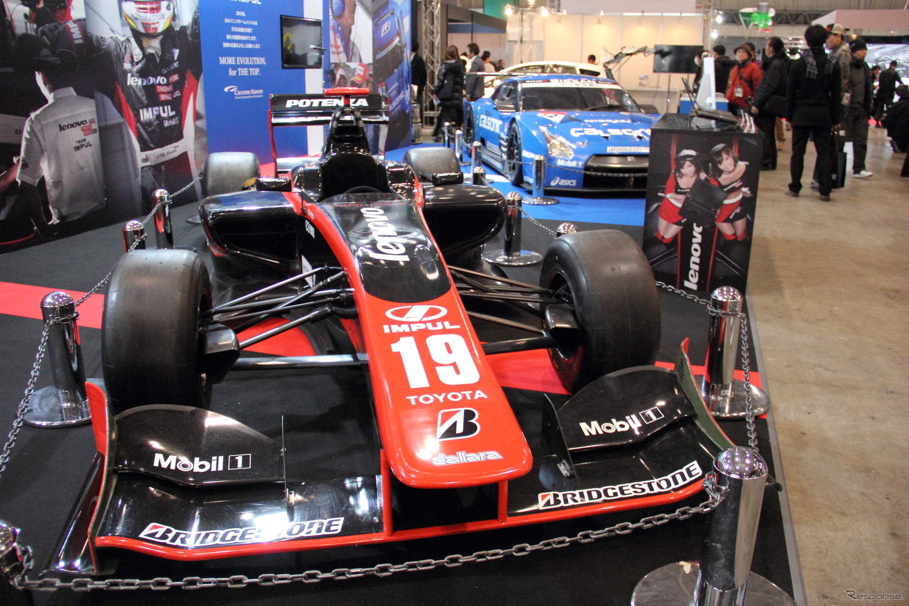 Lenovo TEAM IMPUL SF14（手前）、カルソニックIMPUL GT-R（奥）