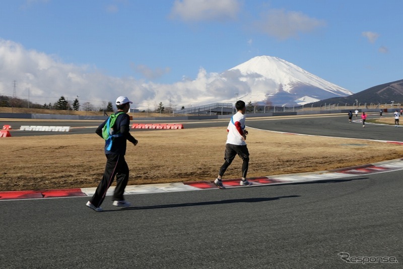 レーシングコースを走るランナー