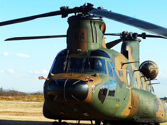 川崎重工製の大型輸送用CH-47JA（習志野駐屯地・陸上自衛隊第1空挺団「降下訓練始め」、千葉県船橋市、1月11日）