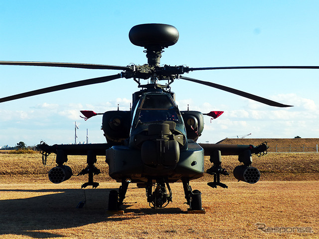 最大速度267km/hの戦闘用AH-64D（アパッチ・ロングボウ）　（習志野駐屯地・陸上自衛隊第1空挺団「降下訓練始め」、千葉県船橋市、1月11日）