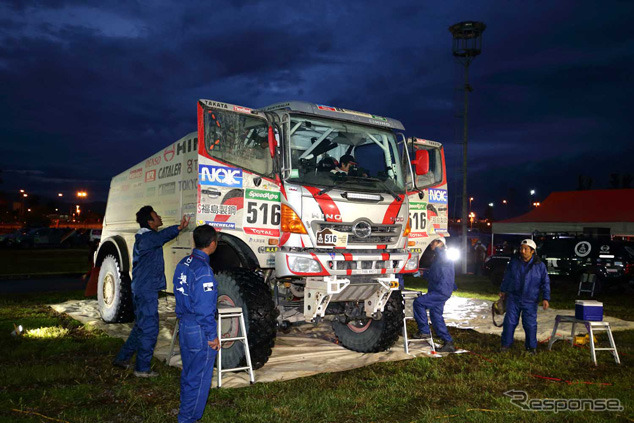 競技車の到着を出迎えるメカニックたち