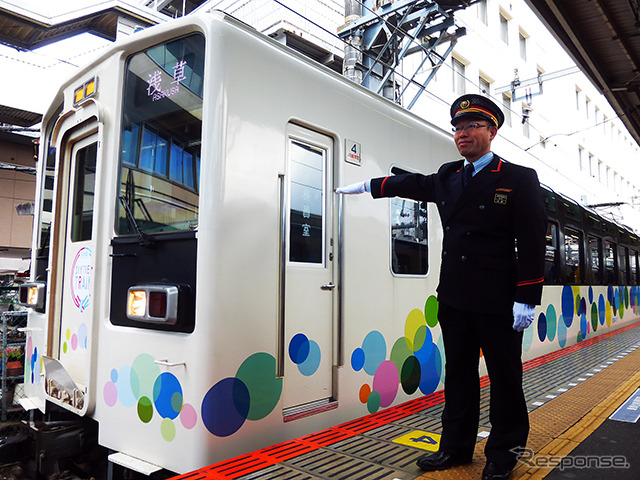 車内ラッピングが施された大宮発浅草行きスカイツリートレイン（6050系634型）　（鉄道むすめスカイツリートレイン出発式、2015年1月17日、東武鉄道大宮駅）