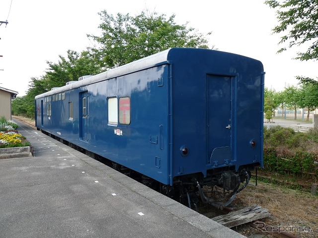 能登中島駅で保存されている郵便車（オユ10 2565）。『のと里山里海号』ではオユ10の見学なども楽しめるようにする。