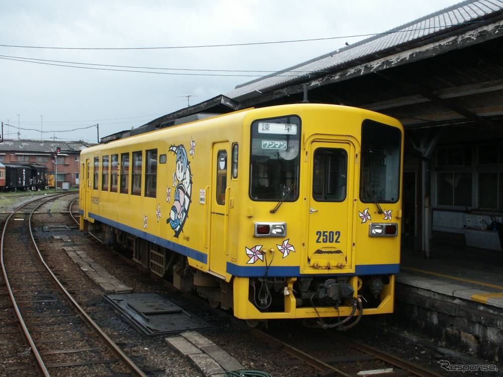 南島原駅で発車を待つ島原鉄道のキハ2500形気動車。「のってのって券」は同駅はじめ島原鉄道の主な駅などで発売している。