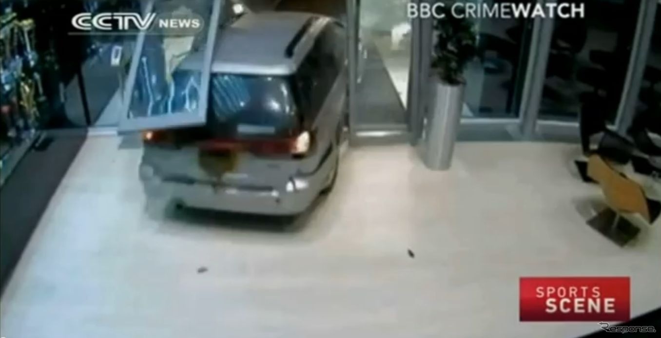 英国のレッドブル本社ファクトリーで起きた優勝トロフィー強奪の一部始終映像を公開した『CCTV News』