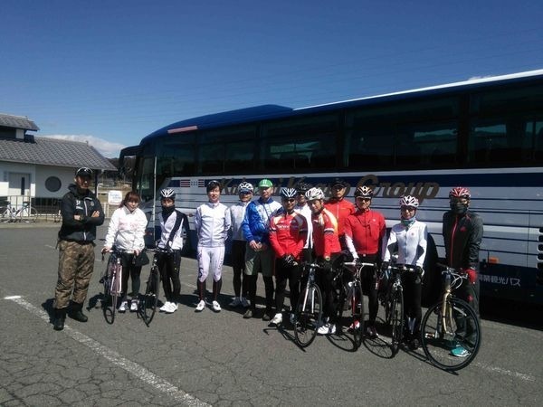 観光バスを使って自転車を運び、景色のよいところでサイクリングを楽しむ全く新しいスタイルのサイクリングバスツアー