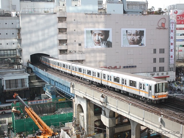 渋谷駅を発車した直後の銀座線01系（2013年）。写真左側には東急時代の5000系が乗り入れていた東急東横線の渋谷駅があったが、2013年の地下化により解体工事が進められている。