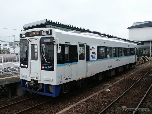 松浦鉄道は西九州線10駅の愛称を募集している。写真は今回の愛称募集駅である伊万里駅で発車を待つ松浦鉄道の列車。