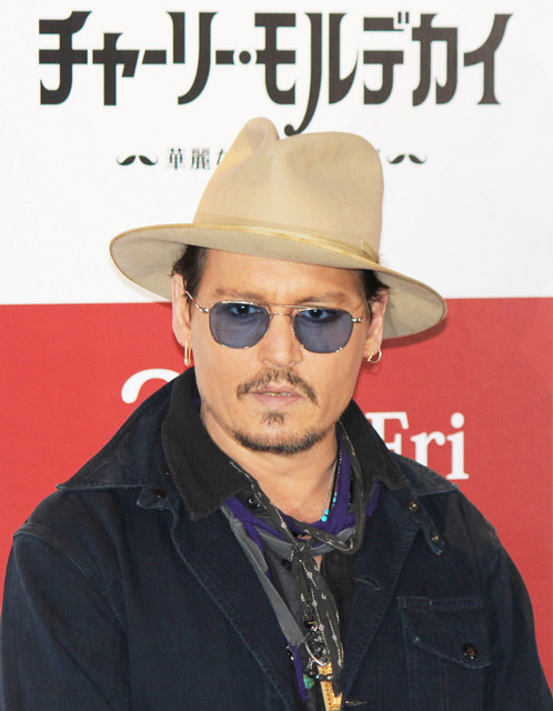 “やり直し会見”時のジョニー・デップ