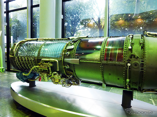 JALエンジニアリング（成田）の正面玄関に展示されているエンジン