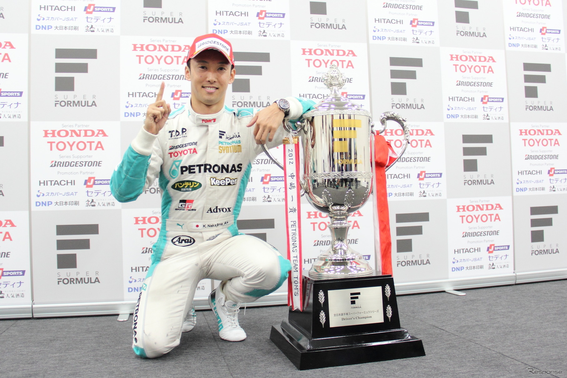スーパーフォーミュラのチャンピオントロフィーと記念撮影する中嶋一貴