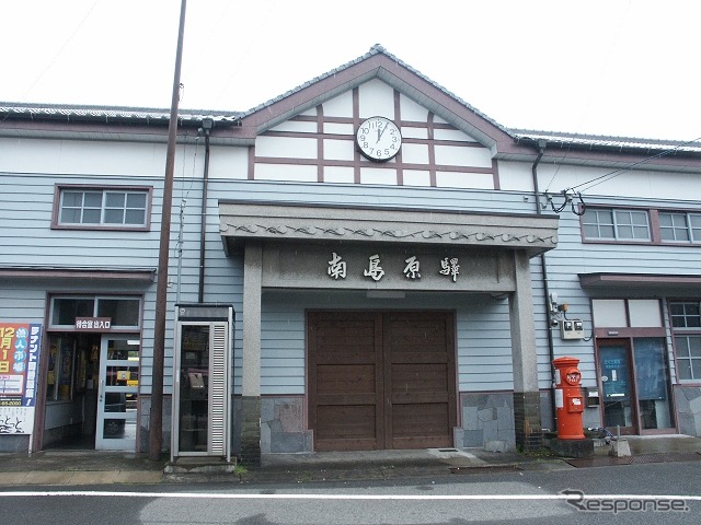 現在の南島原駅舎。大正時代に建造された趣のある駅舎で改修による対応も検討したが、老朽化とシロアリ被害が激しく、このほど解体されることになった。