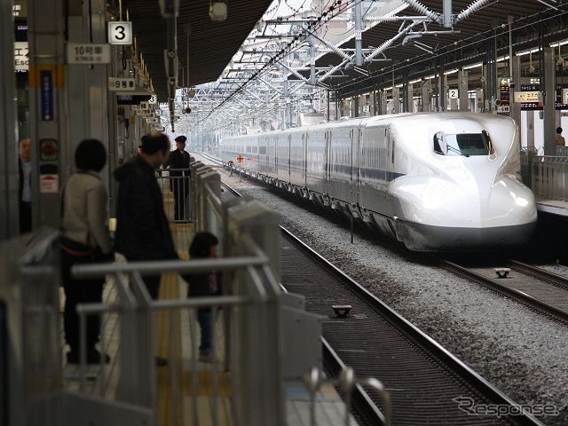 285km/hの速度を出すのはN700系改造車とN700Aに限られる。写真は新横浜駅を通過するN700系。