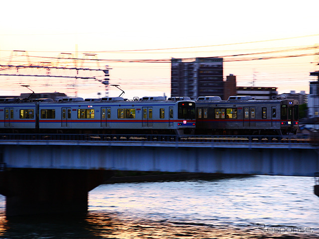 中川橋梁をわたる京成線の電車